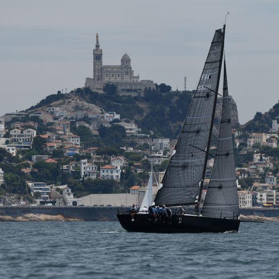 La flotte en course avec la perspective d'un vent soutenu sur le Cap Corse